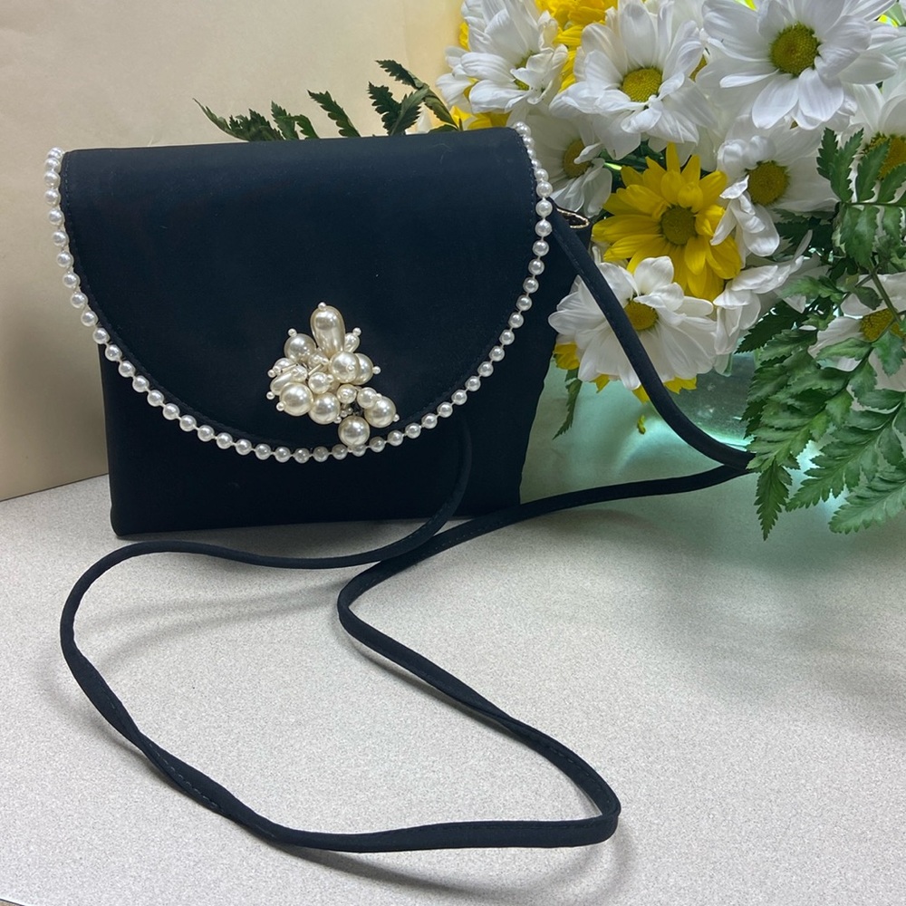 ❤️KENNETH COLE CLUTCH PURSE❤️BLACK w/FAUX PEARLS❤️